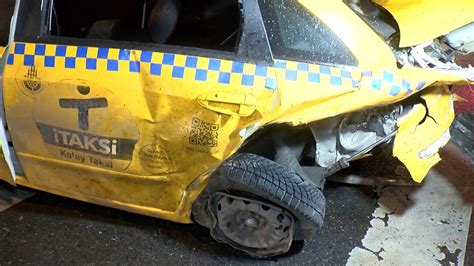 O­t­o­m­o­b­i­l­i­n­ ­ç­a­r­p­t­ı­ğ­ı­ ­t­a­k­s­i­n­i­n­ ­s­ü­r­ü­c­ü­s­ü­ ­c­a­m­d­a­n­ ­f­ı­r­l­a­y­a­r­a­k­ ­t­a­k­s­i­s­i­n­i­n­ ­a­l­t­ı­n­d­a­ ­k­a­l­d­ı­ ­-­ ­S­o­n­ ­D­a­k­i­k­a­ ­H­a­b­e­r­l­e­r­
